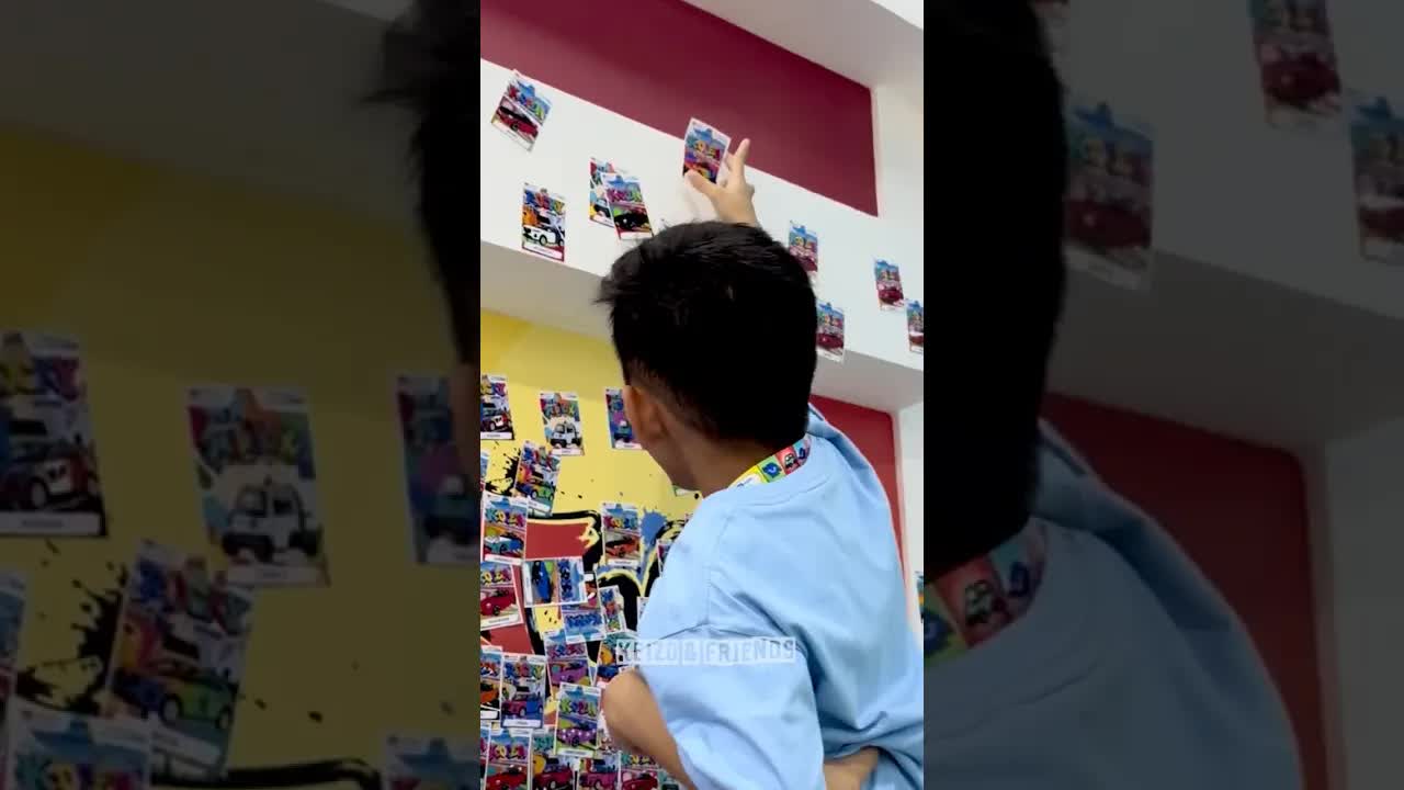 Koko Membuat Gambar Mobil Warna-warni