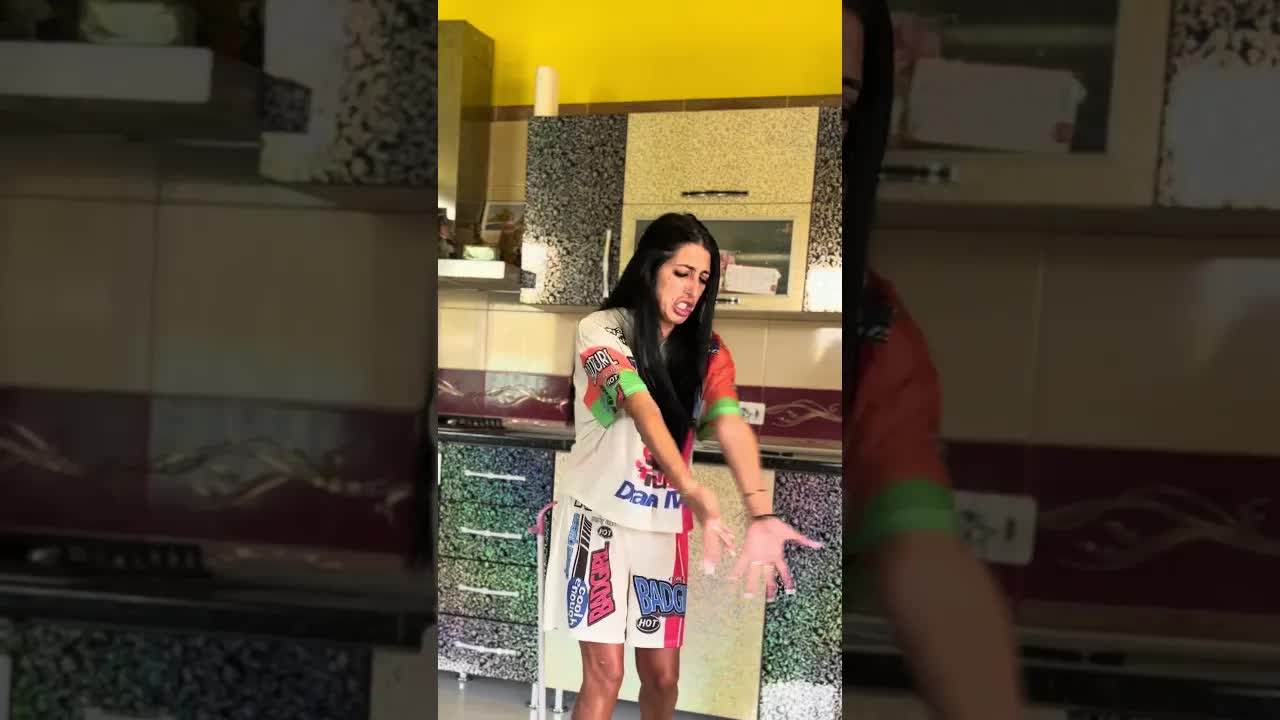 Mama și fiica se ceartă pentru curățenie