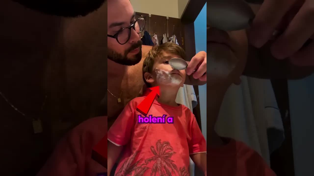 Malý kluk chtěl vypadat jako tatínek
