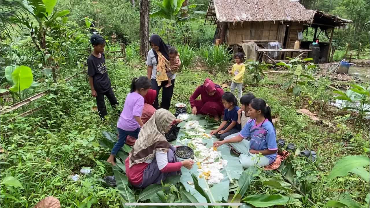 Memasak Nasi Liwet Tradisional di Hutan Keluarga