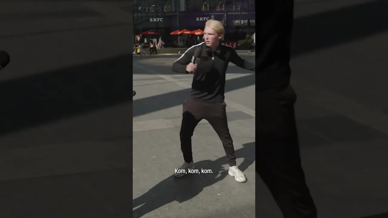 Hoeveel is je outfit waard? Satirische sketch