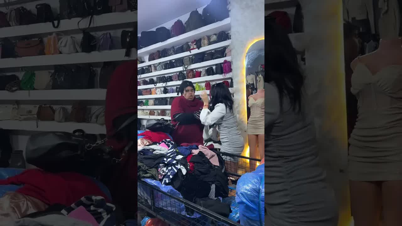 فتاتان تضحكان على موقف طريف
