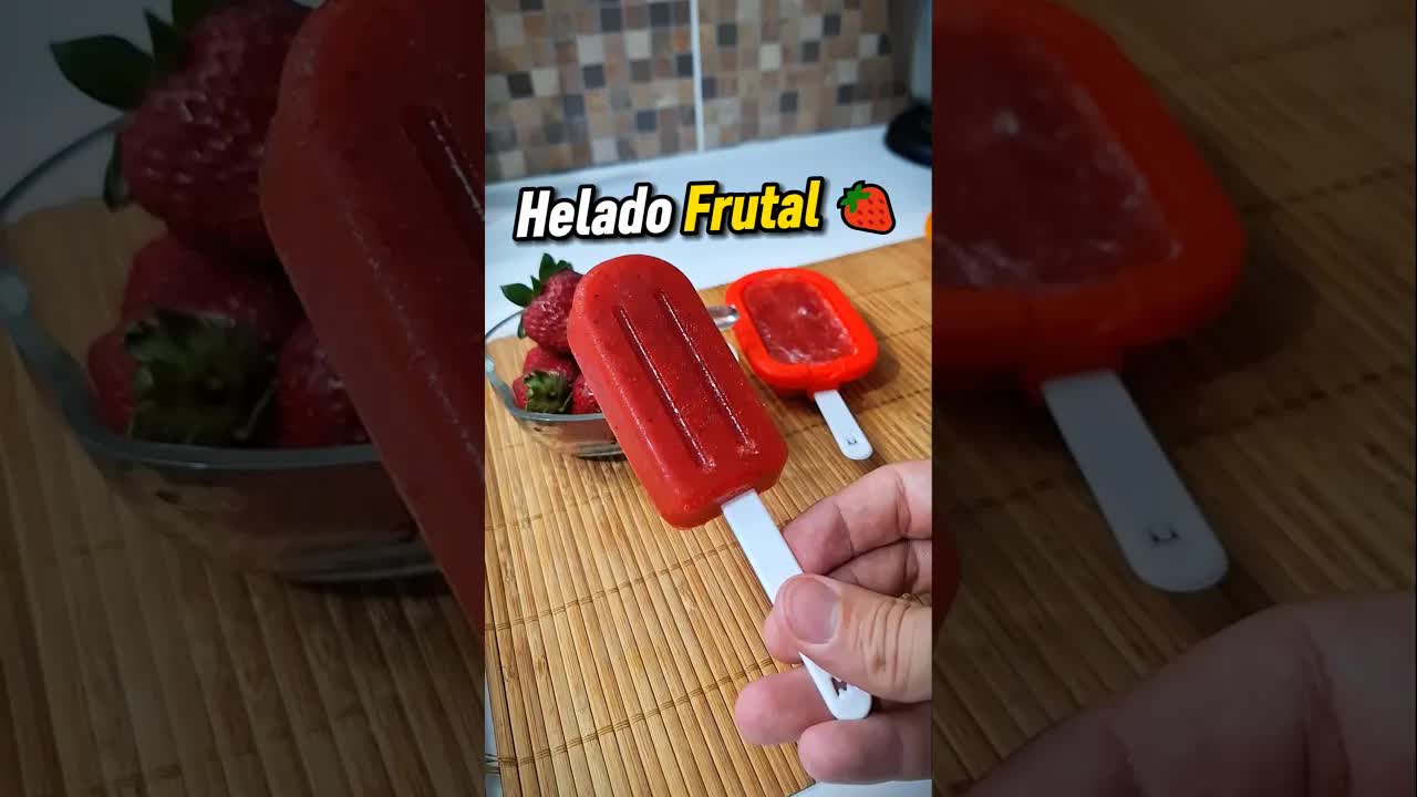 Cómo hacer paletas de agua con frutillas