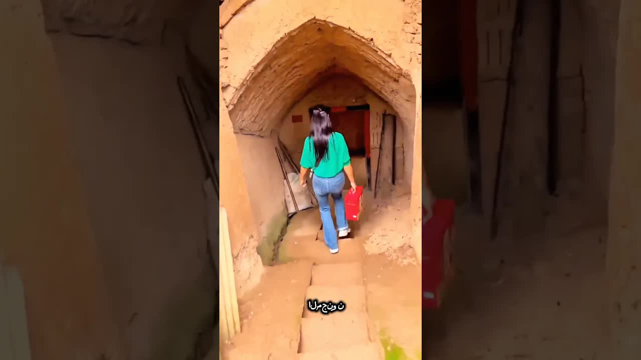 لقاء مفاجئ في بيت طيني محفور بالأرض
