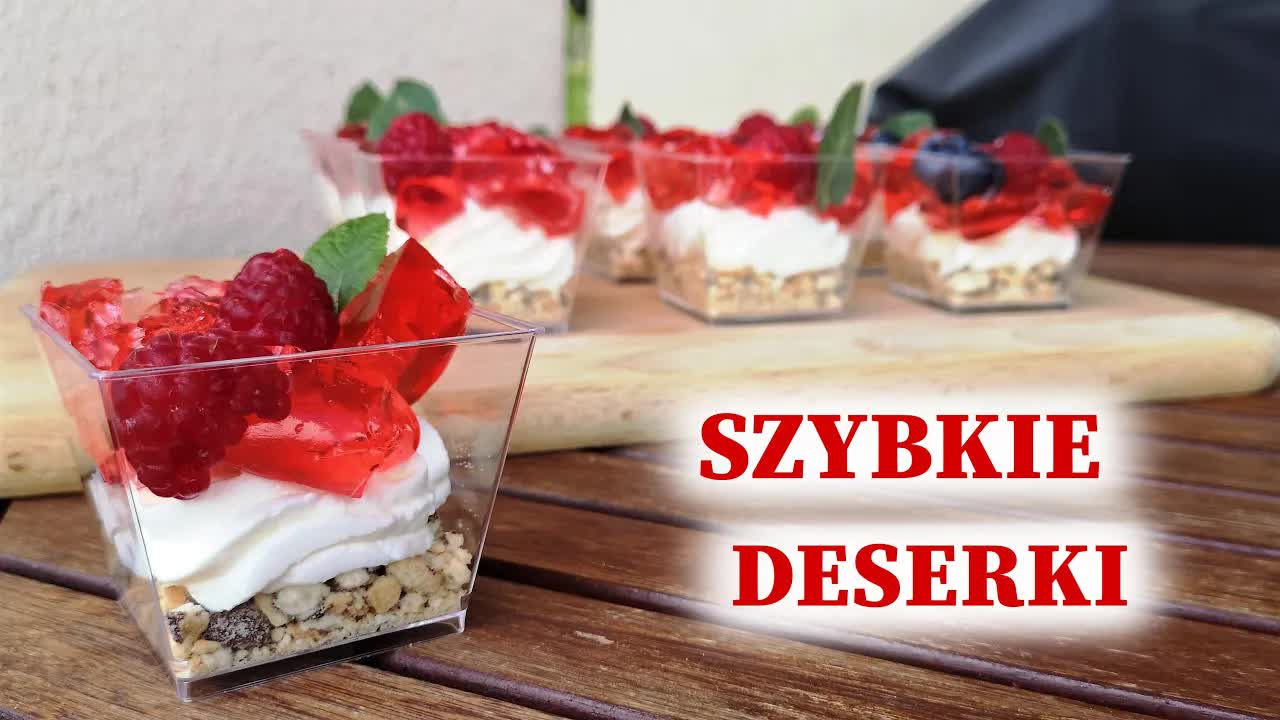 Proste deserki z galaretką i bitą śmietaną w pojemniczkach