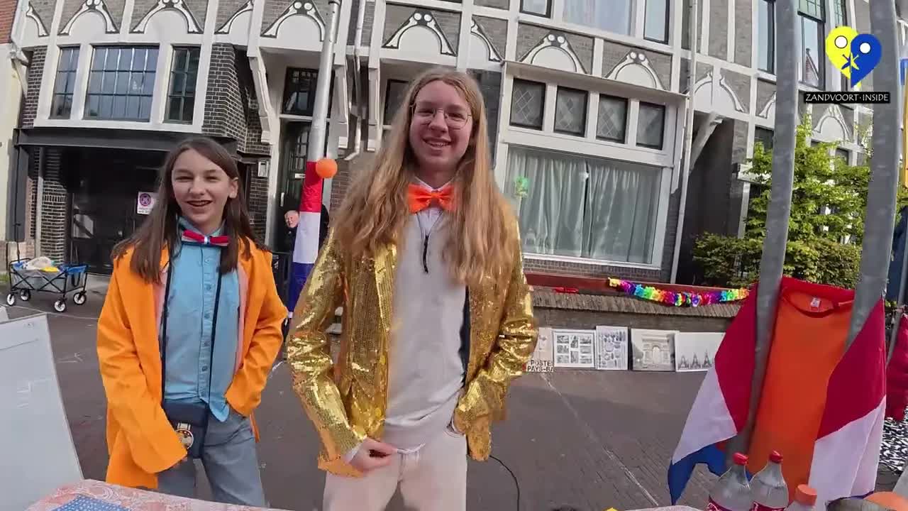 Kinderen verkopen spullen op Koningsdag vrijmarkt