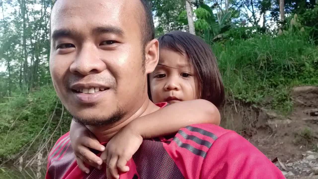 Menyeberangi sungai dan menikmati hidup di desa