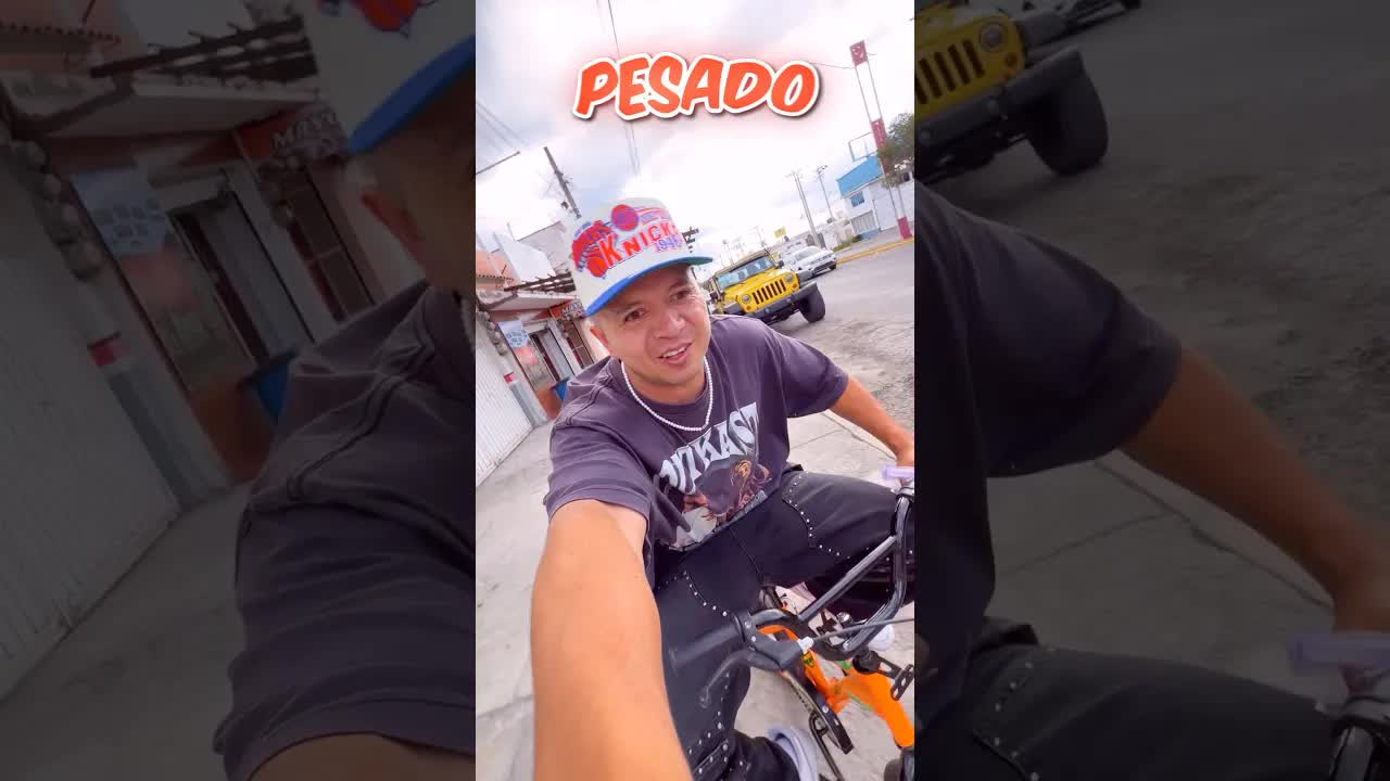 Manejando una minibici para comprar refresco