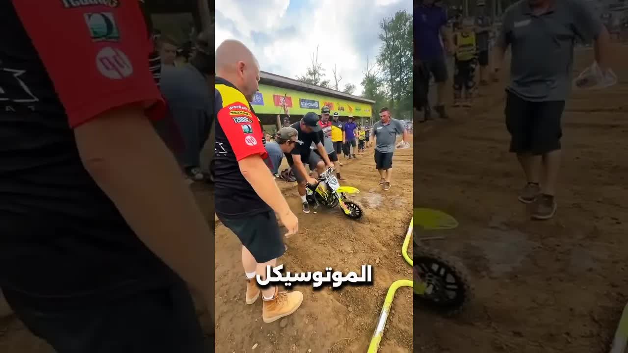 الناس يساعدون الولد بعد عطل موتوسيكله