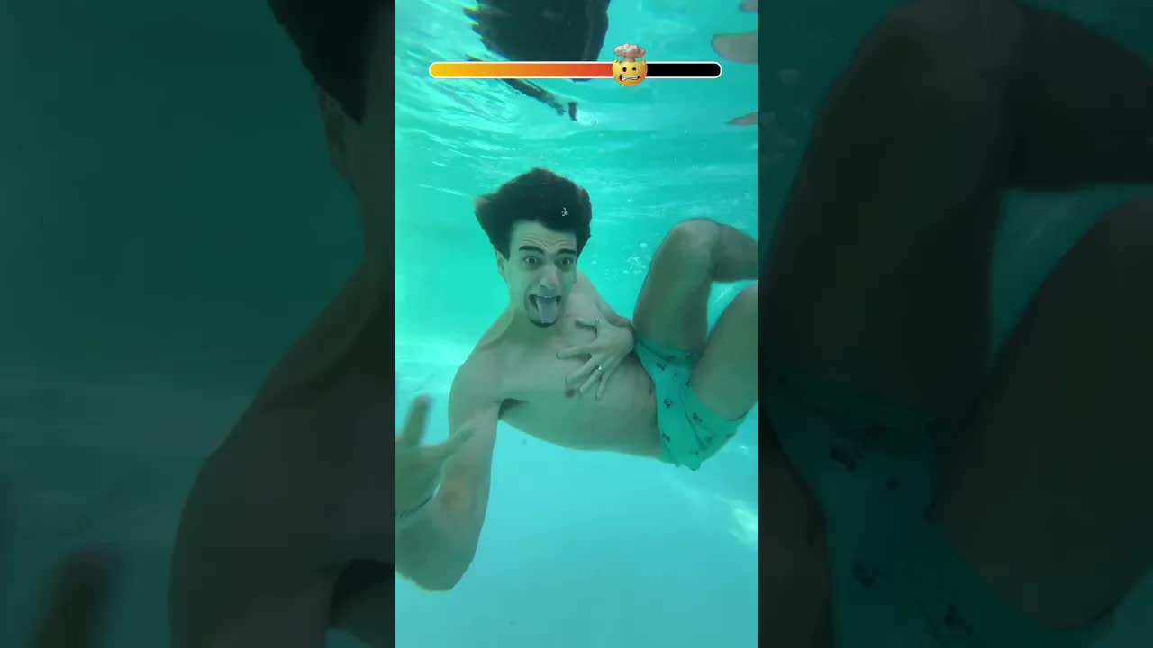 Mi amigo se mete en la piscina