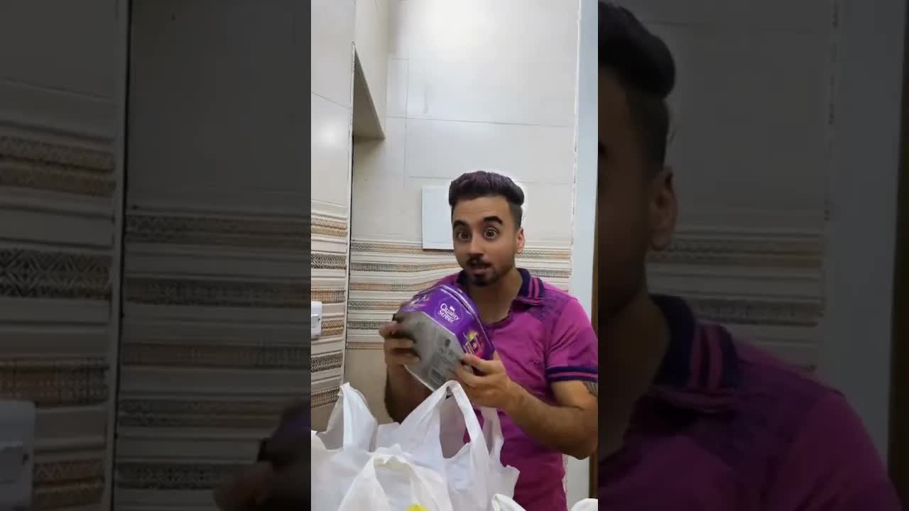 ابن صغير يعبث بعلبة ماكنتوش