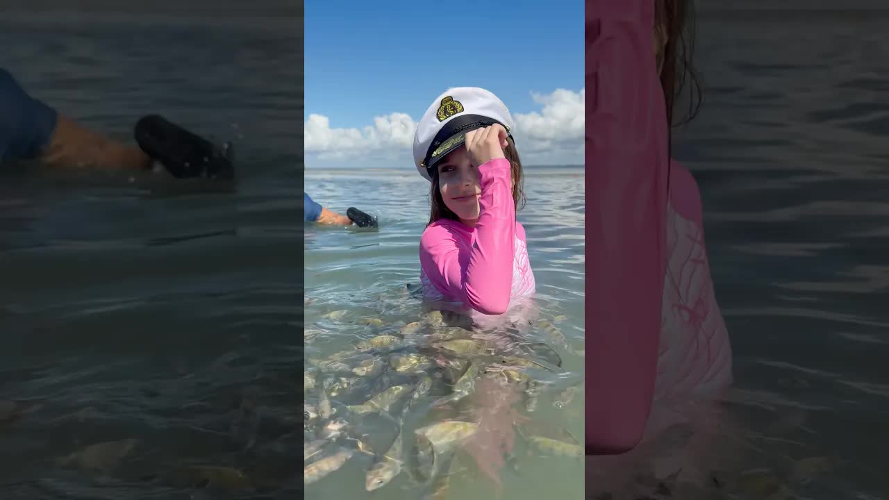 Clarinha coloca o chapeuzinho de marinheira