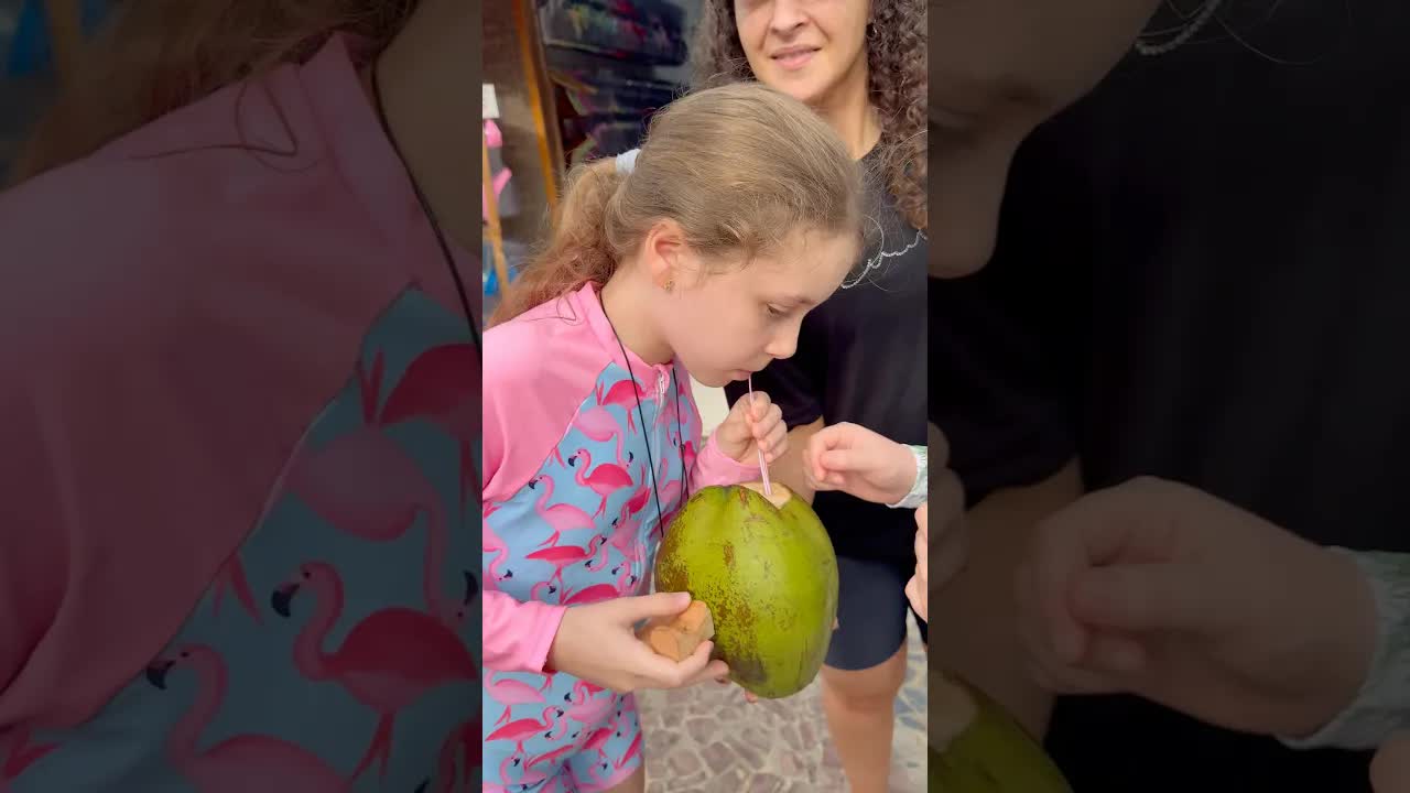 Crianças provam água de coco direto do coco