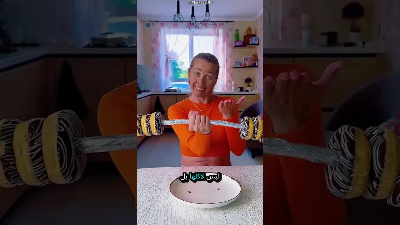 تظاهر ببناء العضلات بالدونات ثم أكلها