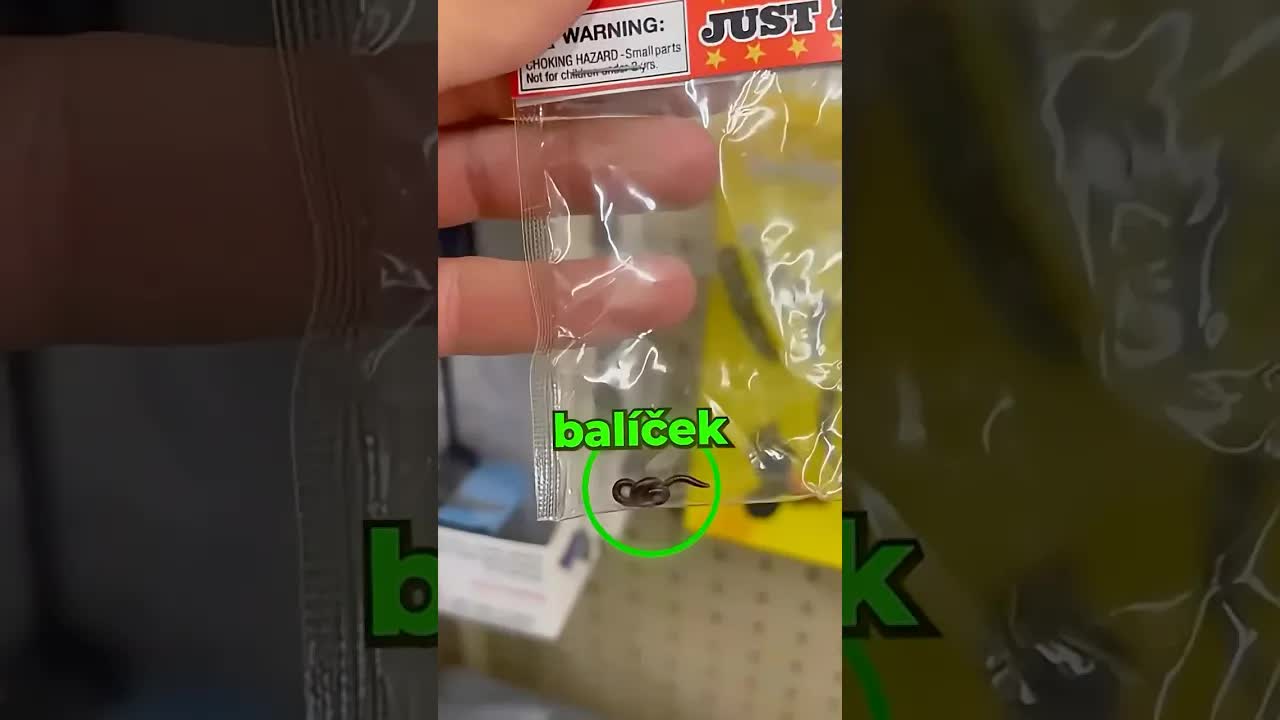 Kluk vyzkouší kouzelné červíky ve vodě