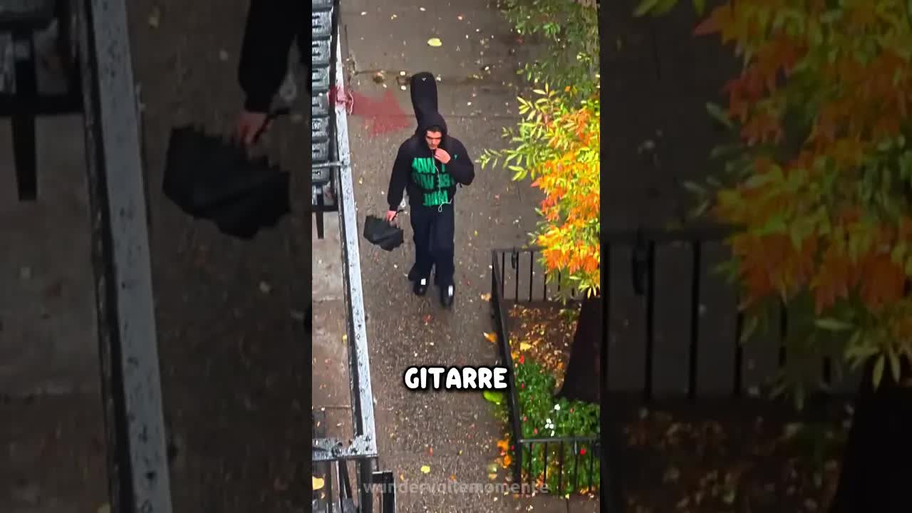 Eine Frau zeichnet Menschen im Park