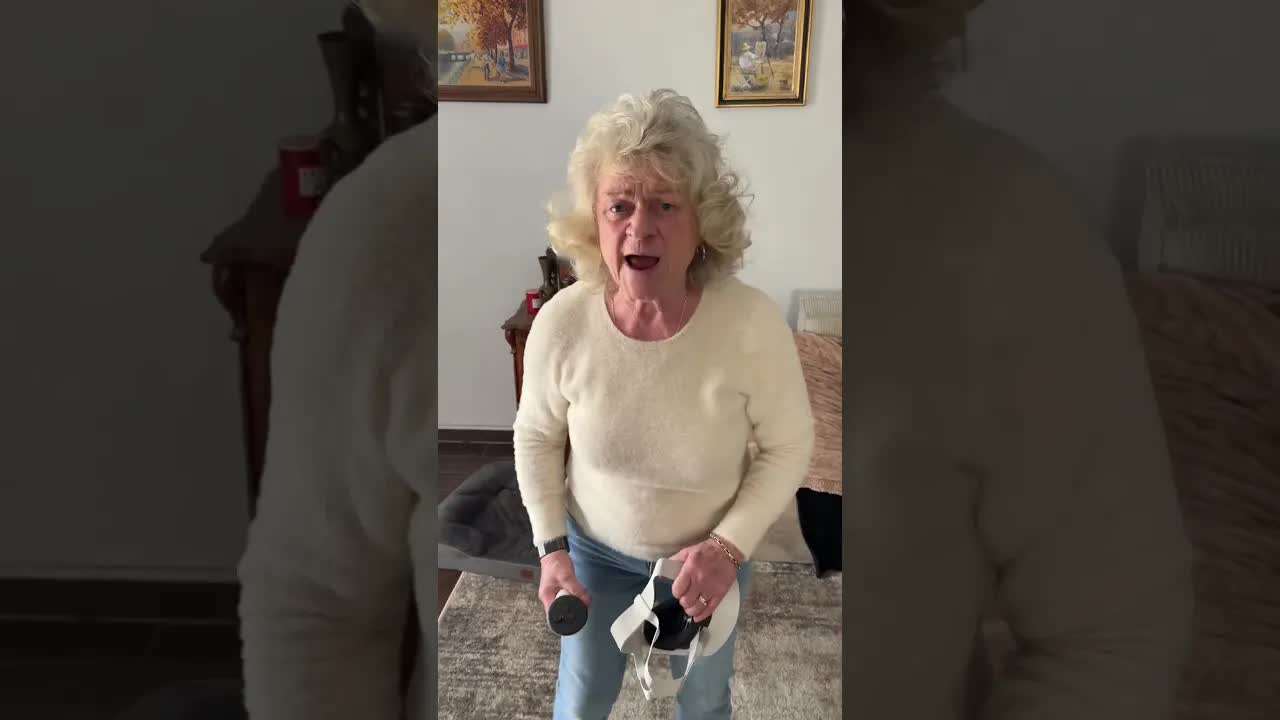 Oma testet VR-Brille und erschrickt sich