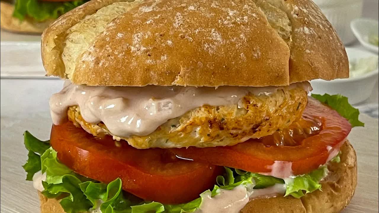 Hambúrgueres de frango caseiros com molho estilo Big Mac