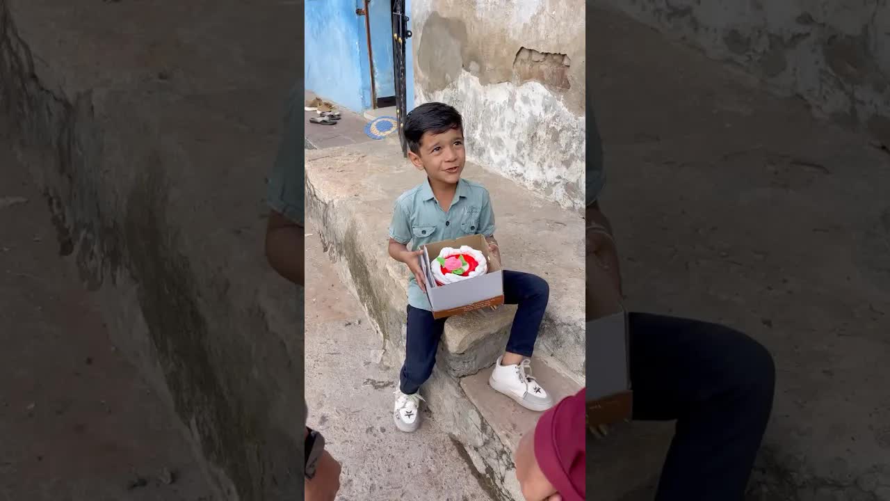 बच्चे का जन्मदिन और छोटा केक