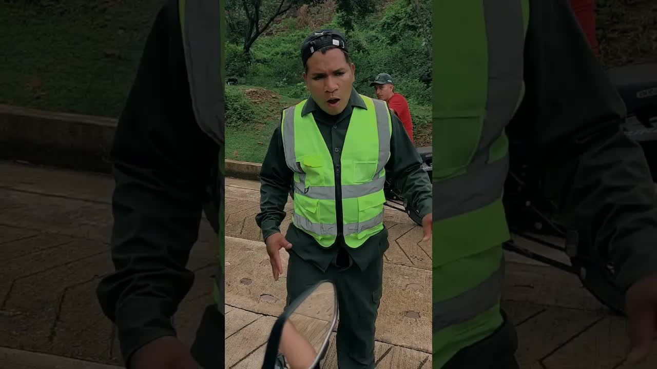 Agente de tránsito corrupto pide soborno por no usar casco