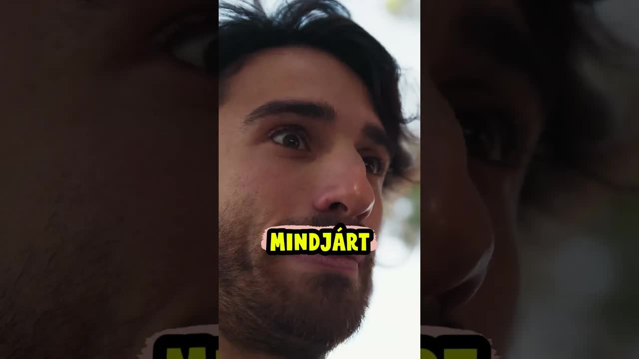 Tréfa dinóval anyuval a parkban