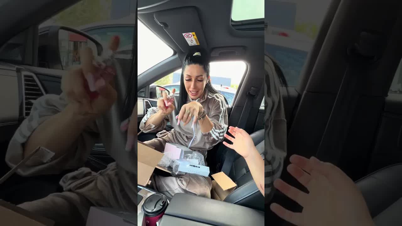 Maria primește cadouri surpriză de la prietenă
