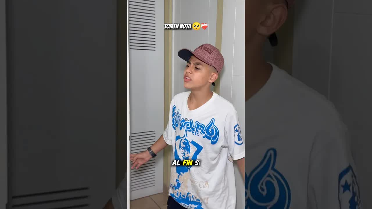 Un hijo compra salchipapa para su papá