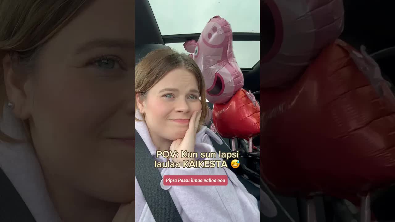 Pieni lapsi leikkii ilmapalloilla ja nukilla