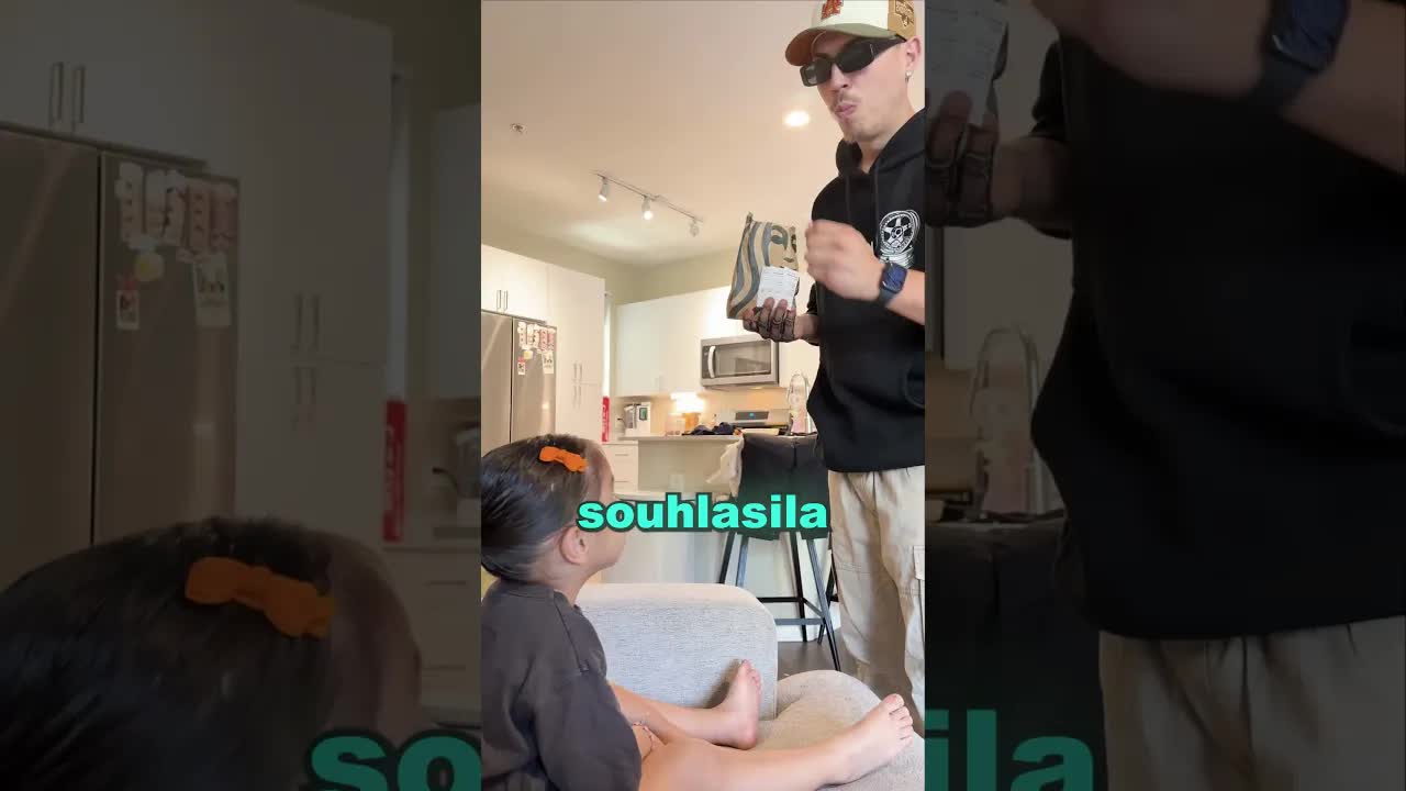 Tatínek škádluje dceru s bonbonem