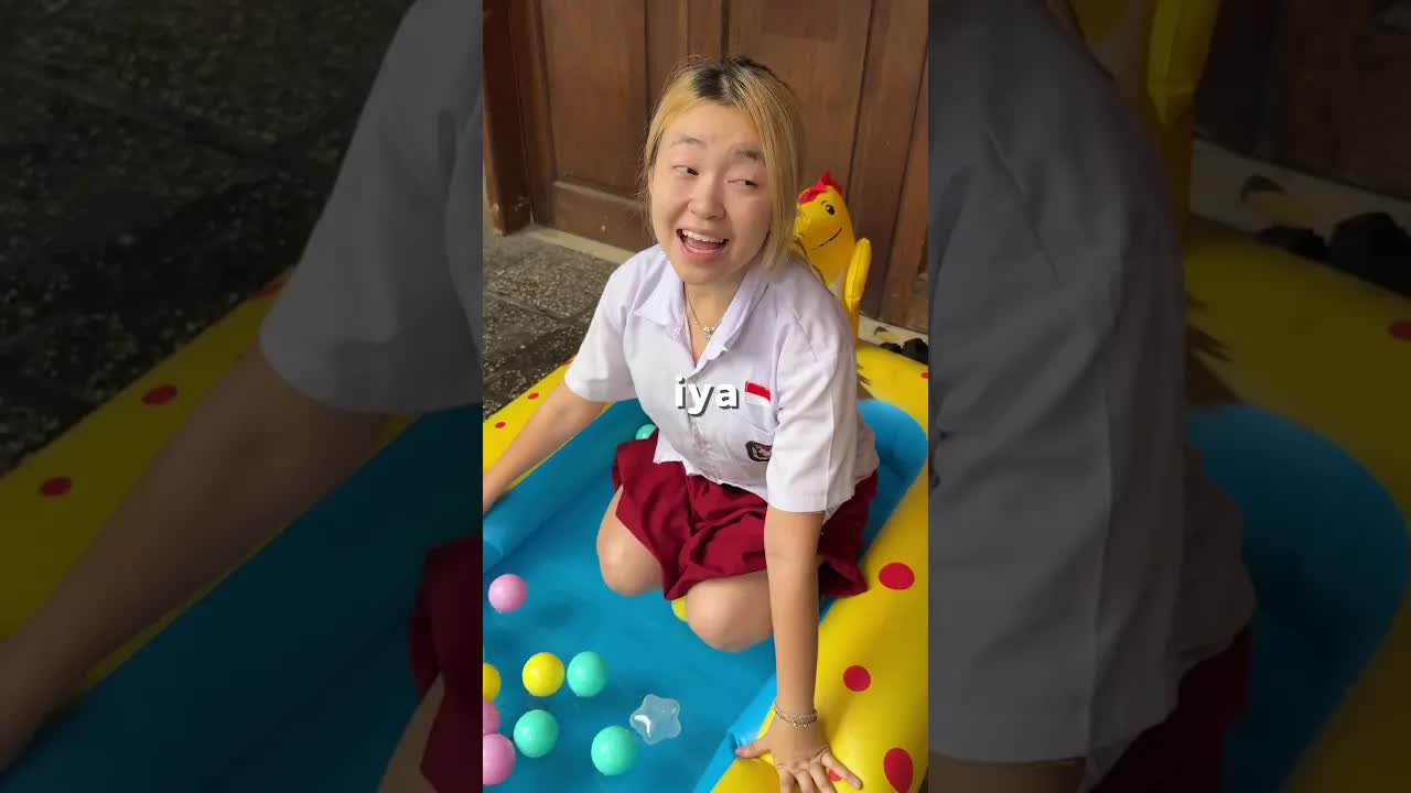 Mary Bermain di Kolam dengan Bola Air