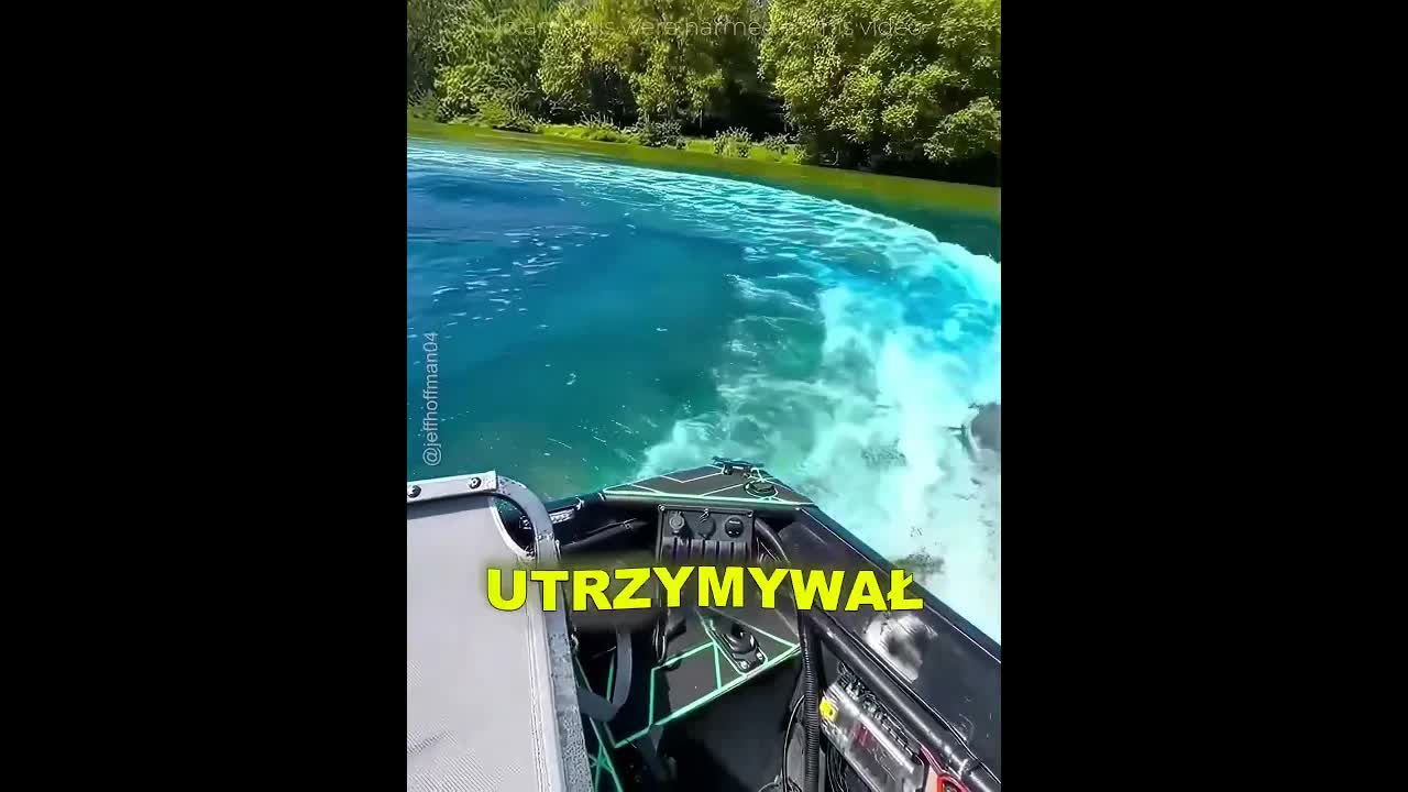 Facet zmienił kolor jeziora na niebieski