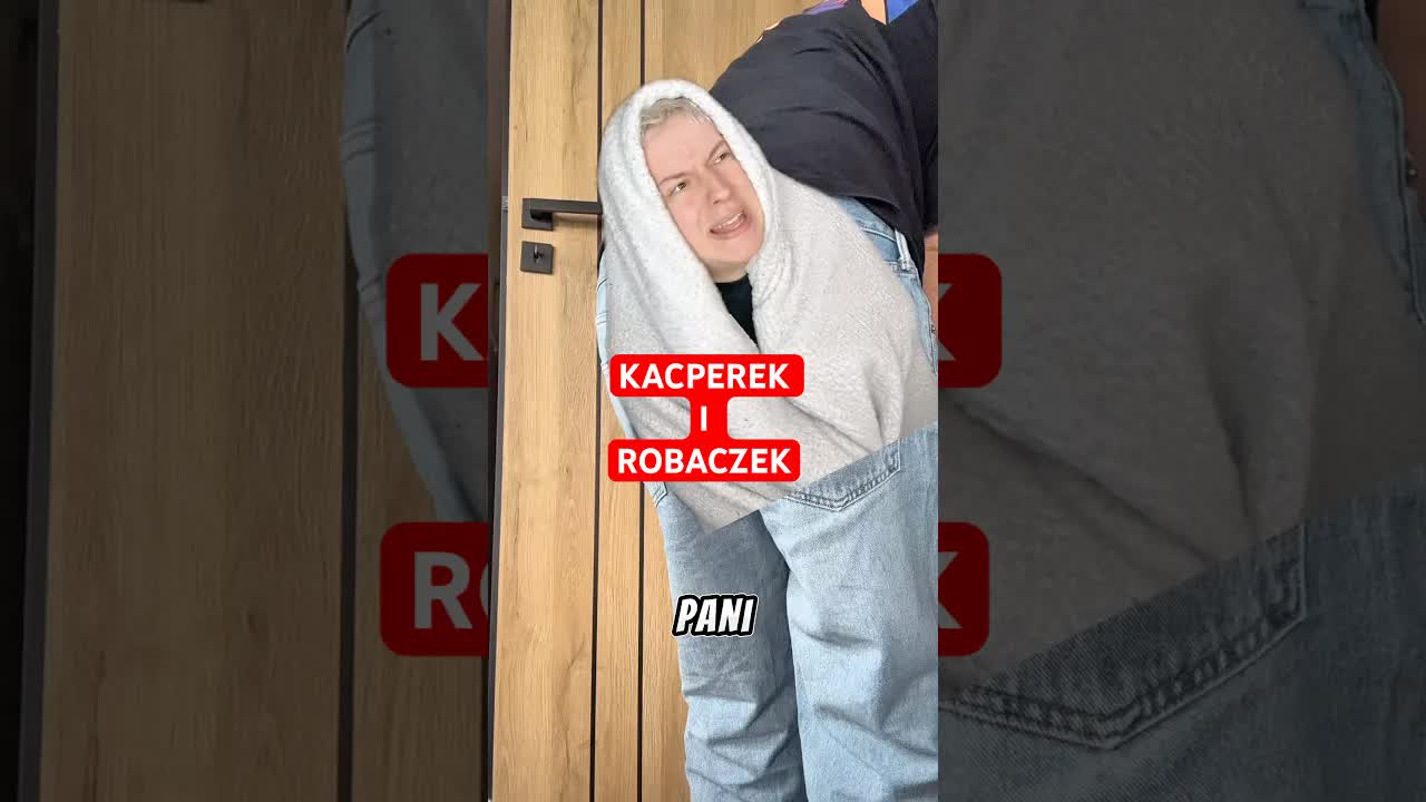 Kacperek i Robaczek grają w chowanego