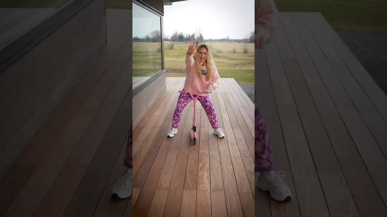 Jasmin viser vilde tricks på løbehjul