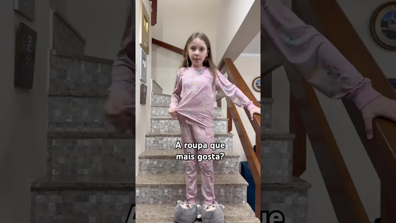 Clarinha vai de pijama para a escola
