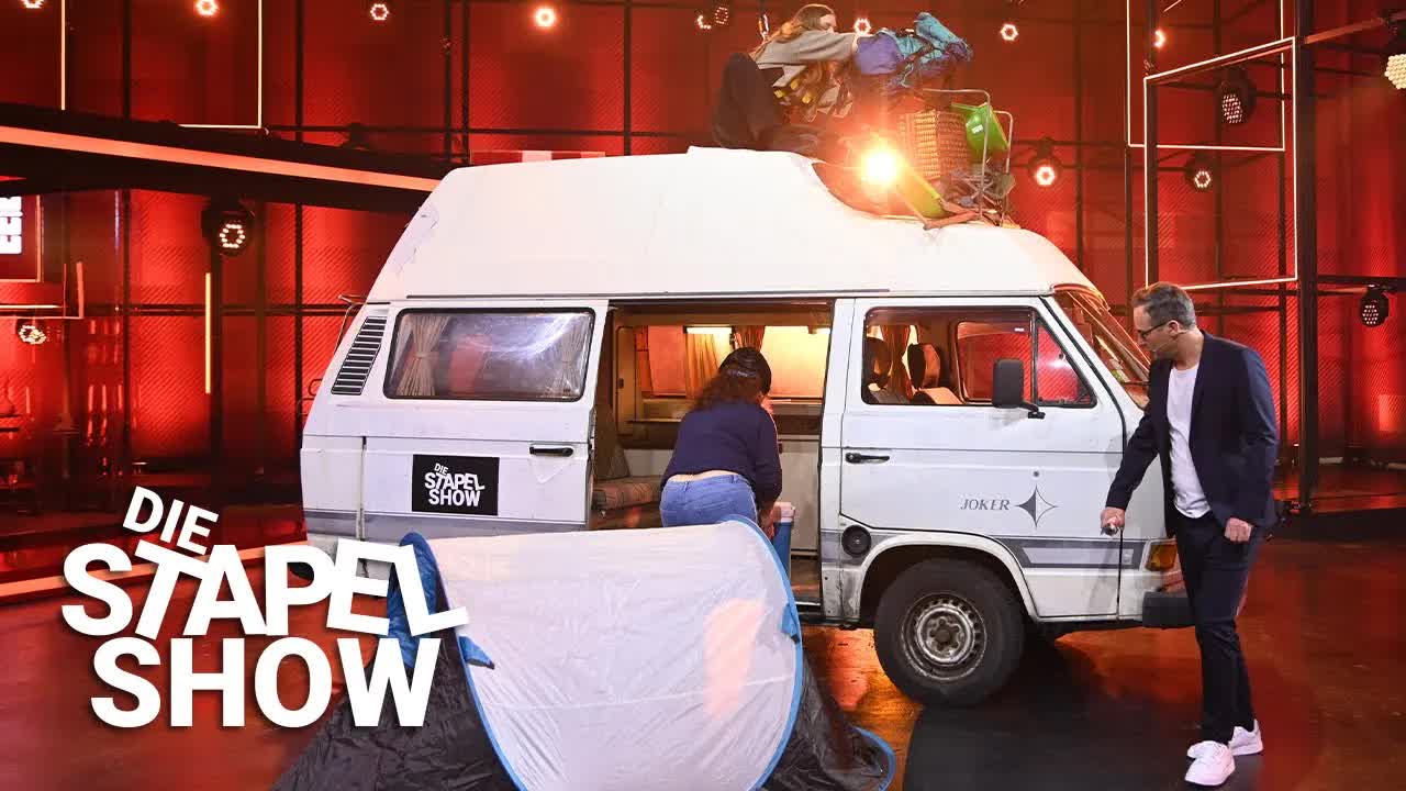 Camping-Zubehör auf dem Vordach stapeln