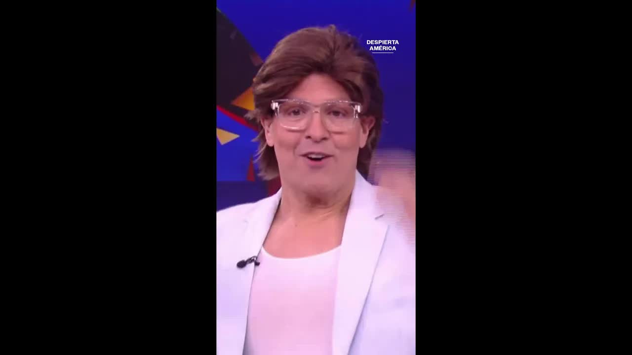 Karla Martínez presenta al doble de Roberto Carlos
