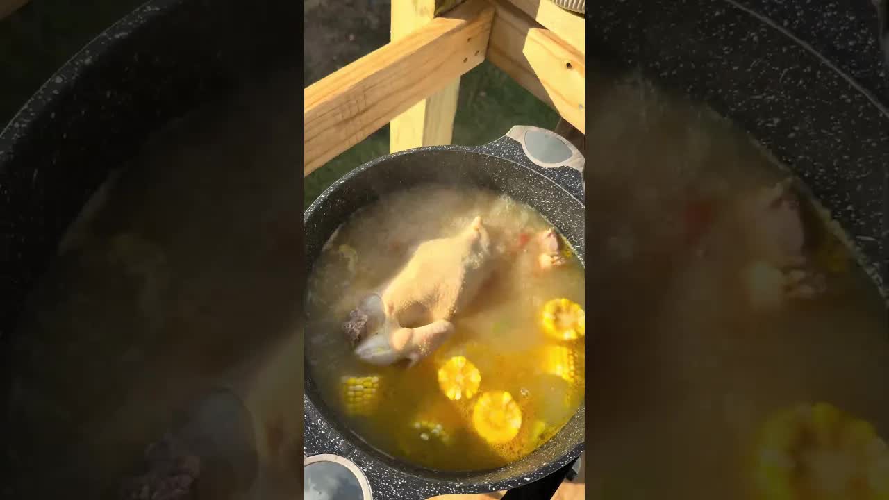 Preparando sopa de gallina al aire libre
