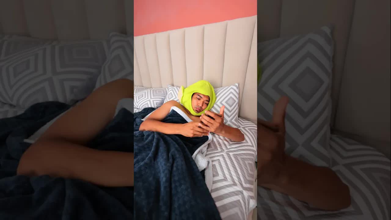 El niño llega tarde a la escuela vacía