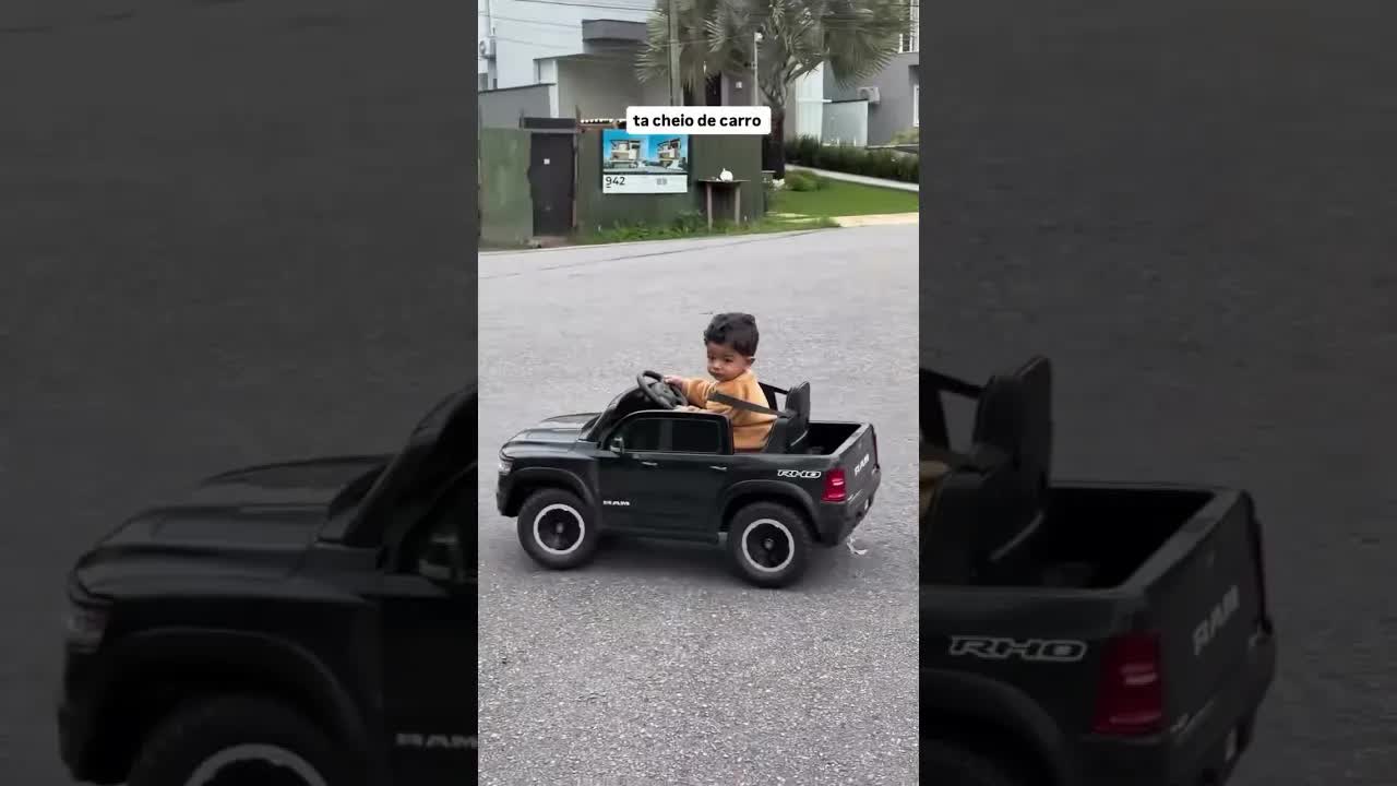Thales passeia de moto nova da concessionária