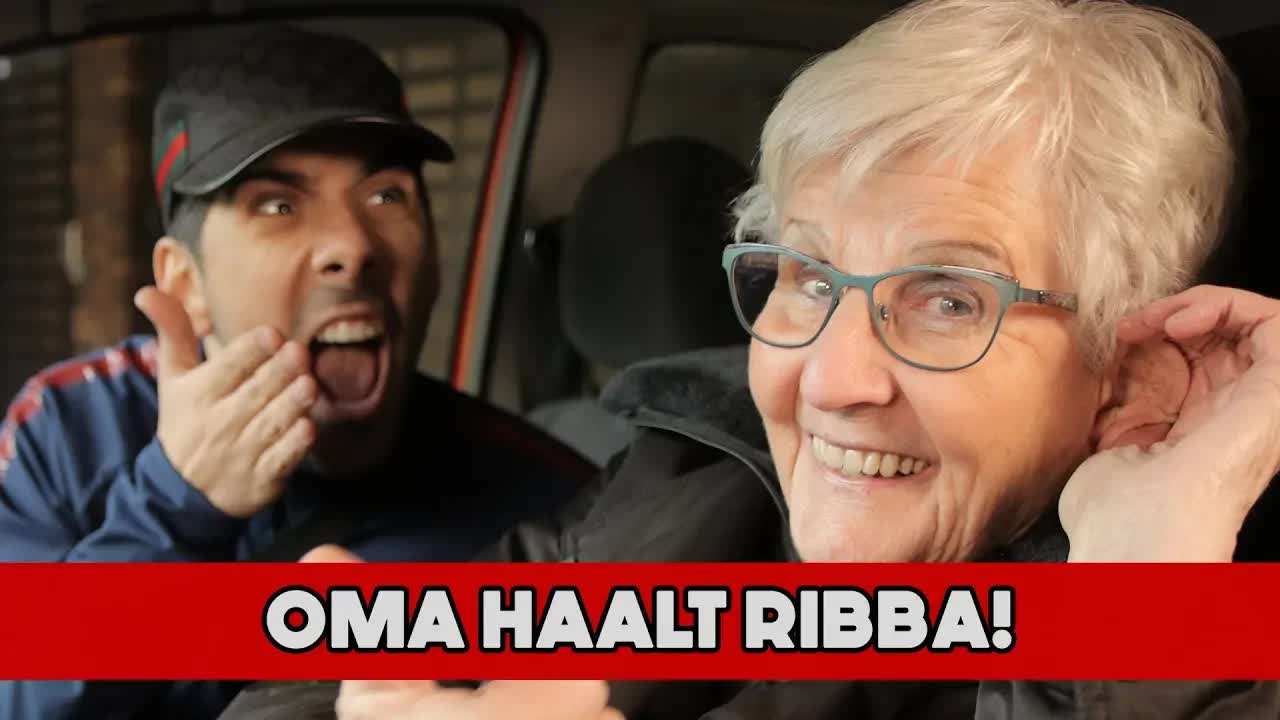 Oma Praat Straattaal Tijdens Rijles