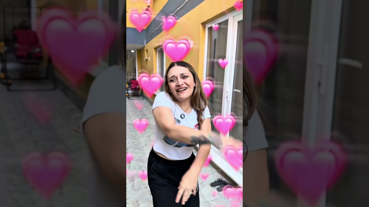 Havuzda Erimek: Şeker Kız Komedi Skiti