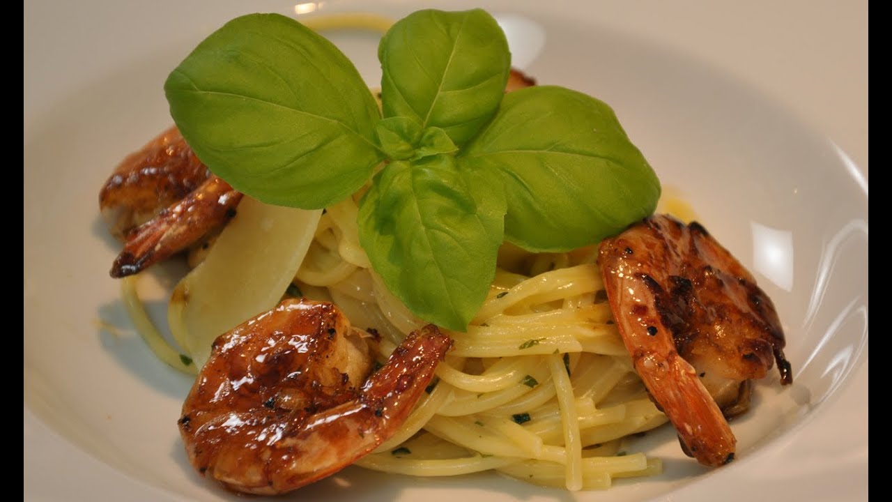 Honig-Chili-Garnelen mit Basilikumspaghetti kochen