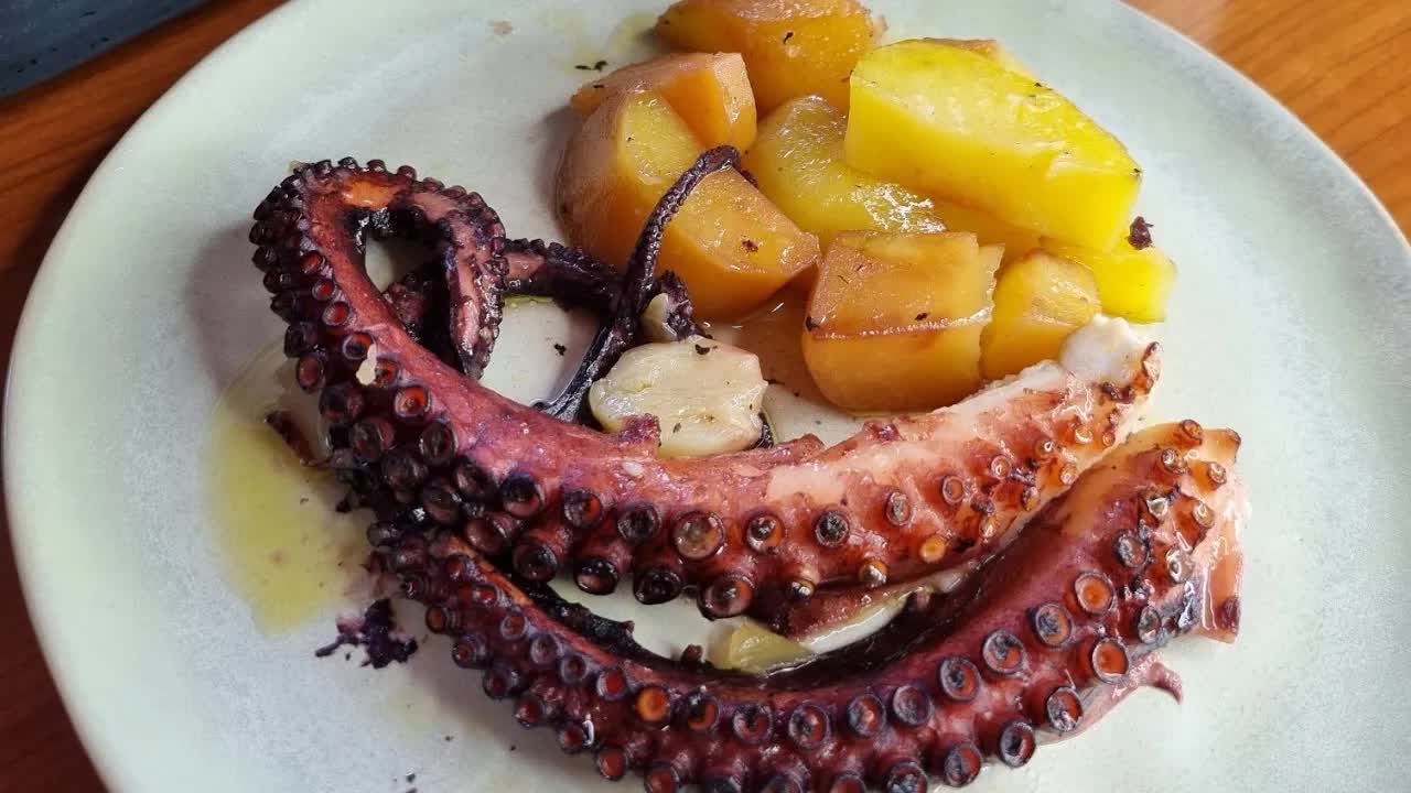 Savršeno mekana hobotnica iz pećnice s krumpirom