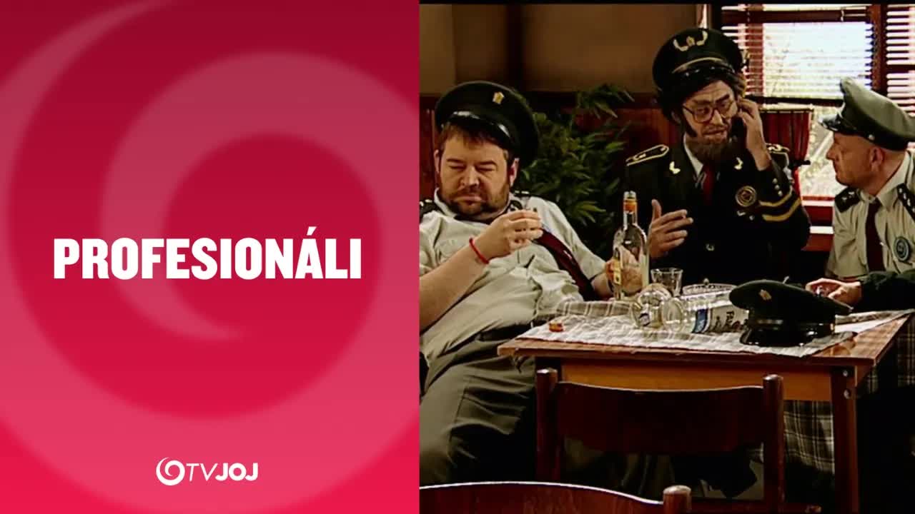 Komedická scéna s policajtmi na stanici