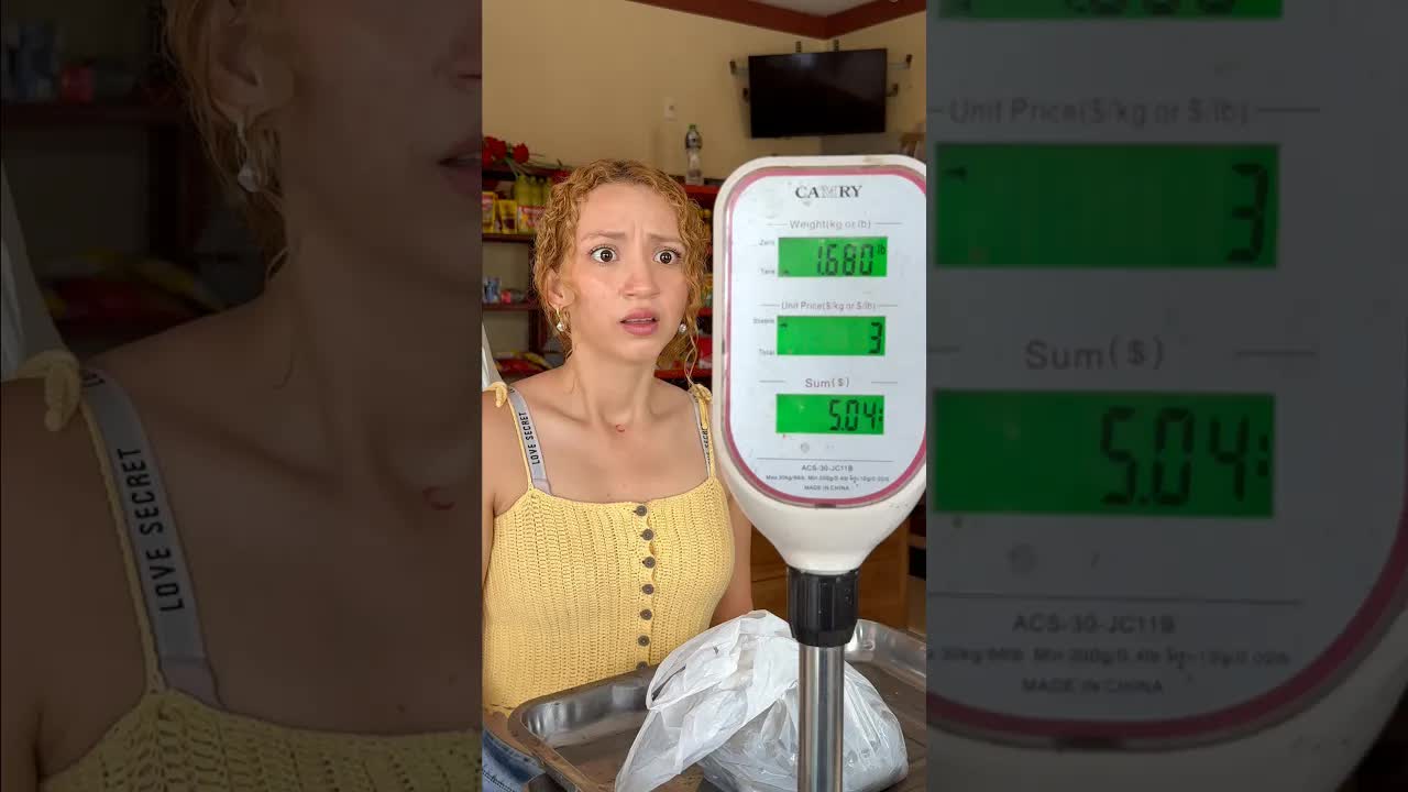 Cliente exige que le pesen camarones y vendedor reacciona