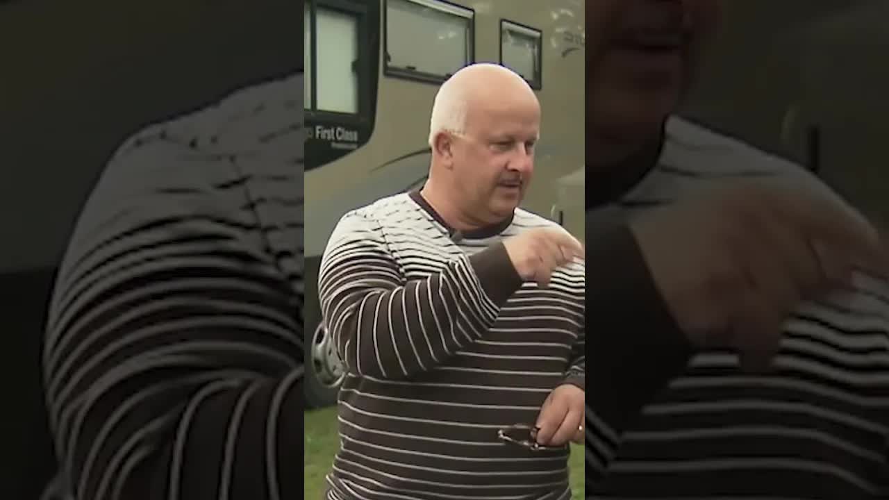 Hans ist voll mit Alkohol eingedeckt