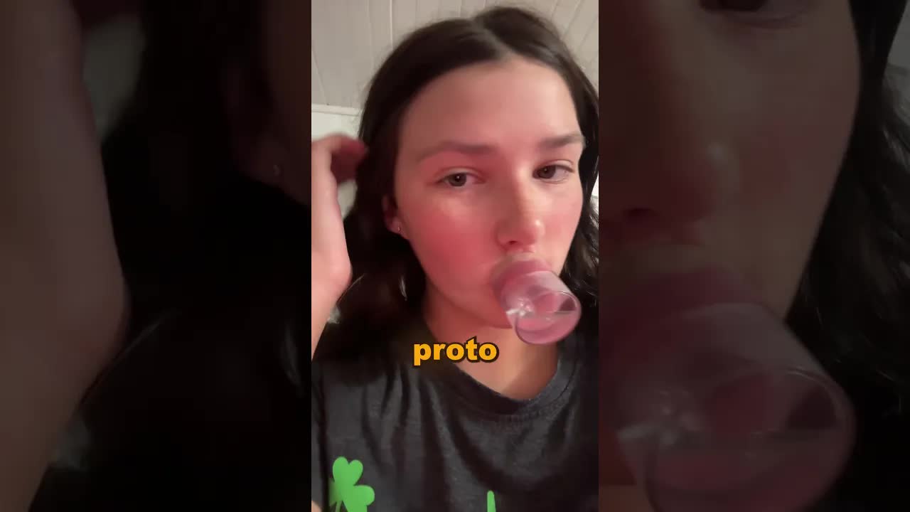 Holka zkusila zvětšit rty sklenicí