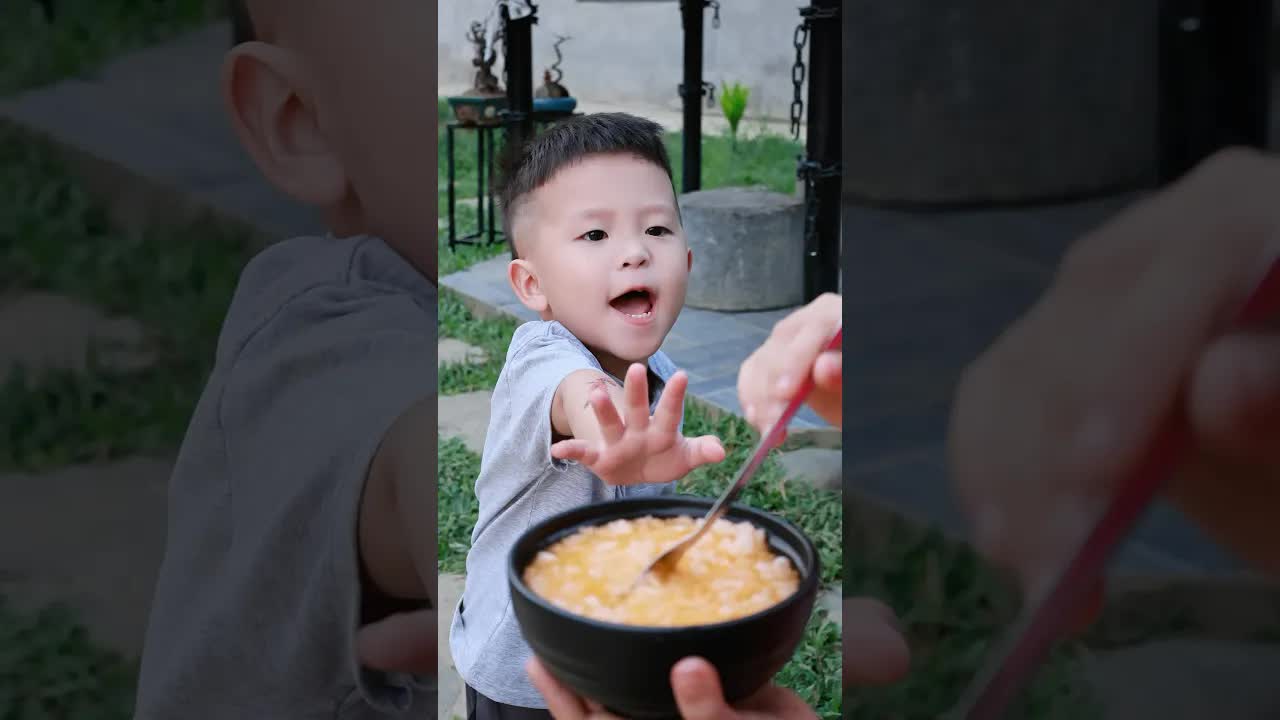 Trẻ con cãi nhau vì ăn uống