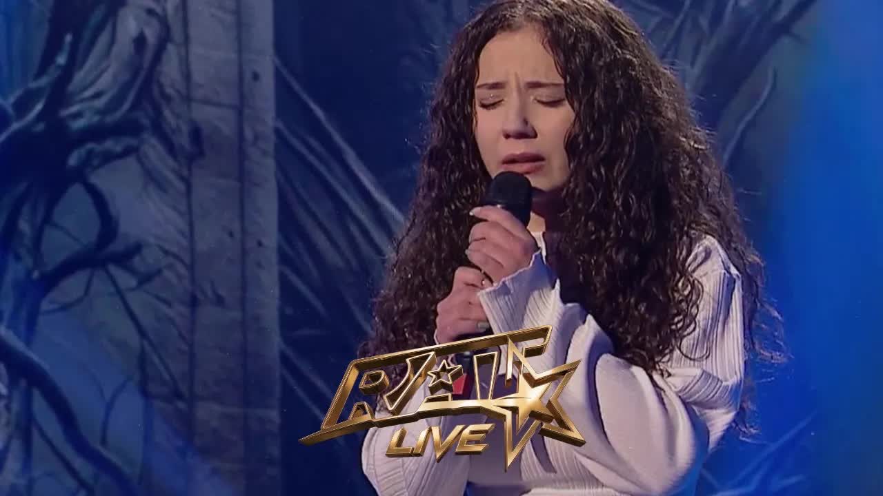 Andrada Olteanu cântă o piesă proprie