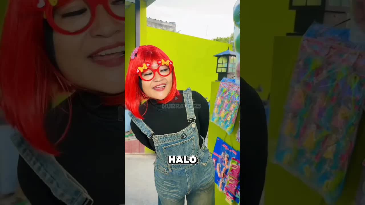 Nur Membeli Banyak Kacamata di Toko